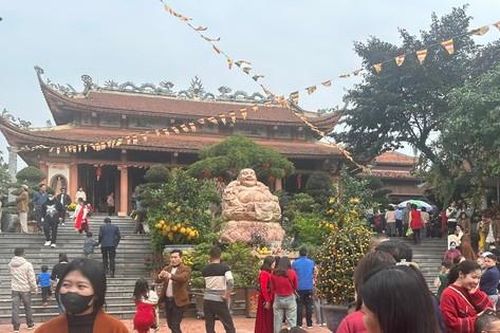 Thời tiết nắng đẹp, người dân Thanh Hóa đi chùa, đến điểm vui chơi Tết