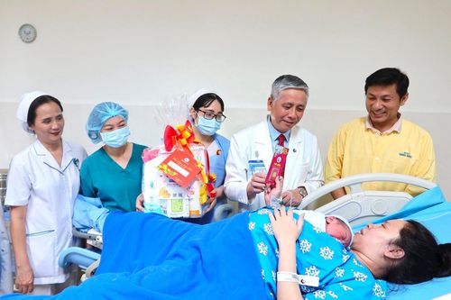 Chào đón những em bé 'rồng vàng' đầu tiên của TP.HCM