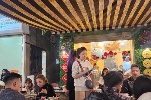 Đêm giao thừa quán xá nhộn nhịp, giới trẻ rủ nhau ăn uống, hò hẹn cà phê