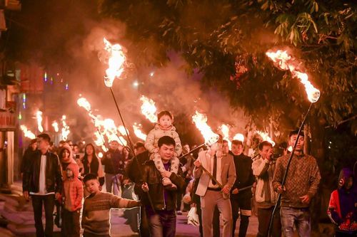 Không hẹn, cả làng ở Nam Định ra đình rước 'lửa Thánh' về cầu may