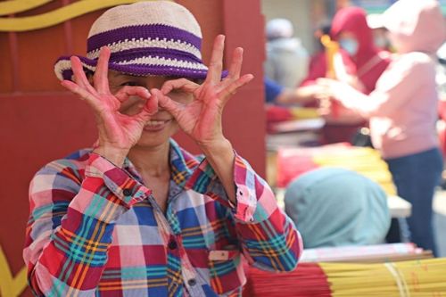 Hạnh phúc của người phụ nữ 24 năm bán nhang ngày mùng 1 Tết nơi cửa chùa