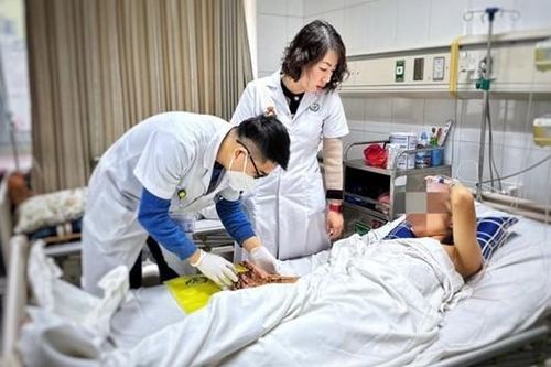Gặp nạn đêm Giao thừa, nữ sinh phải bay gấp vào TP.HCM để cứu đôi mắt