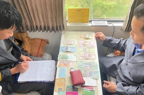 Mùng 1 Tết, nữ hành khách vui mừng nhận ví tiền bỏ quên trên chuyến tàu cuối năm