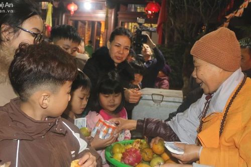 Người dân đi Chùa lễ Phật, cầu an sau giao Thừa
