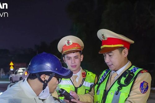Cảnh sát giao thông Nghệ An xuyên tết kiểm tra nồng độ cồn