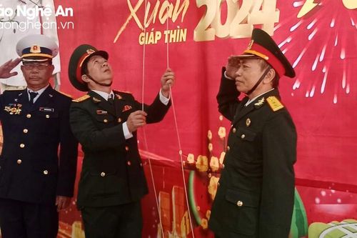 Xúc động Quốc kỳ từ Trường Sa được kéo lên vào ngày mùng Một Tết trên quê hương Làng Đỏ