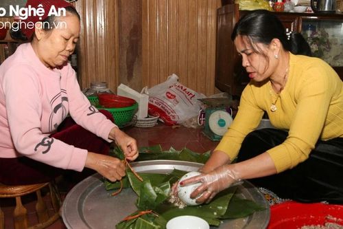 Hấp dẫn món ăn của người Thái ngày Tết được chế biến từ cây chuối rừng, nếp nương và thịt lợn