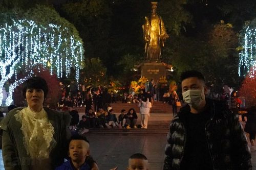 Người dân Thủ đô bất chấp thời tiết lạnh xuống phố đón Giao thừa Giáp Thìn 2024