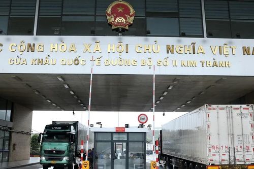 Lào Cai: Xuất nhập khẩu, xuất nhập cảnh sôi động trong ngày đầu Năm mới