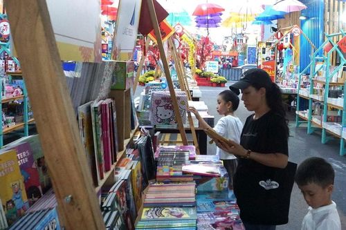 Lễ hội Đường Sách Tết Giáp Thìn: 'Lì xì' hơn 16.000 cuốn sách cho bạn đọc