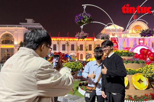 Người dân cả nước hân hoan đón giao thừa năm Giáp Thìn 2024