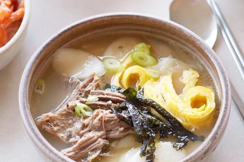 Món canh Tteokguk trong ngày đầu năm mới của người Hàn Quốc