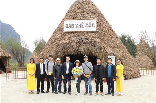 Du khách xông đất ấn tượng với cảnh đẹp Ninh Bình