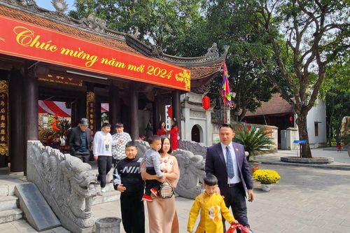 Đền Đô nhộn nhịp ngày mùng 1 Tết Giáp Thìn