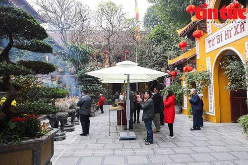 Tấp nập người đi lễ đền, chùa trong ngày đầu tiên năm mới