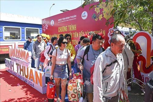 Bình Thuận đón 200 du khách 'xông đất' đầu năm mới Giáp Thìn 2024
