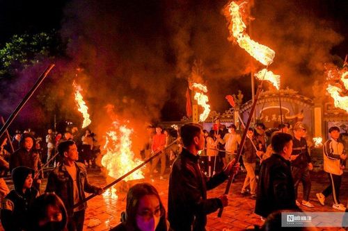 Nam Định: Hàng trăm người dân đốt đuốc rước 'lửa thánh' về nhà lấy may