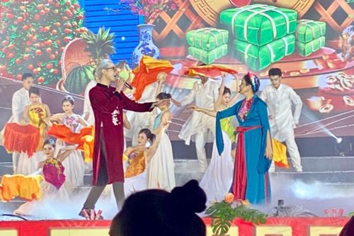 Hà An Huy song ca cùng mẹ trong đêm giao thừa, đón countdown tại thành phố hoa phượng đỏ