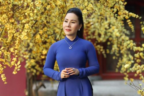 Bắt trend áo dài Tết, nhan sắc của nữ hoàng doanh nhân khiến nhiều người trầm trồ