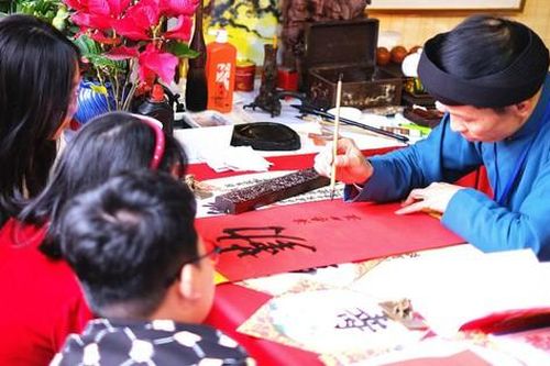 Người dân Thủ đô chen chân xin chữ đầu năm tại Văn Miếu - Quốc Tử Giám