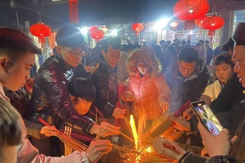 Chùm ảnh: Dân làng háo hức xin lửa cầu may trong đêm Giao thừa