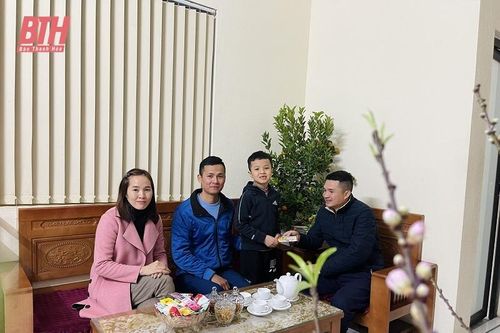 Nét đẹp tục xông đất và hái lộc đầu xuân