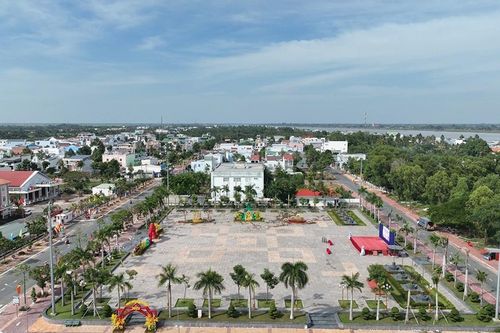 Phú Tân đẩy mạnh xây dựng kết cấu hạ tầng và thu hút đầu tư