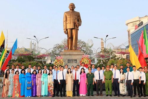 Thành ủy, HĐND, UBND, UBMTTQVN TP. Long Xuyên dâng hoa, viếng đền thờ Chủ tịch Tôn Đức Thắng và chúc Tết Báo An Giang ngày mùng 1 Tết
