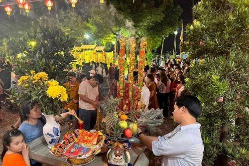 Người dân Biên Hòa đi chùa cầu may đầu năm mới