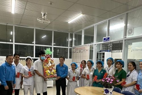 Thăm, tặng quà đơn vị và đoàn viên, người lao động làm nhiệm vụ đêm Giao thừa Tết Giáp Thìn 2024