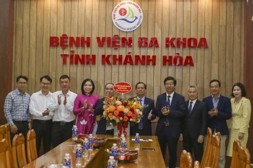 Chủ tịch UBND tỉnh Nguyễn Tấn Tuân thăm, chúc Tết tại Bệnh viện Đa Khoa tỉnh Khánh Hòa