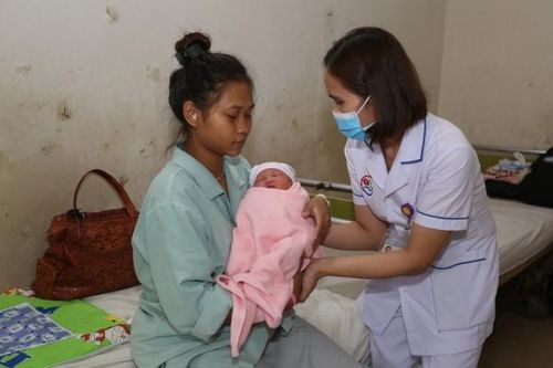 Những em bé 'rồng vàng' đầu tiên của năm mới