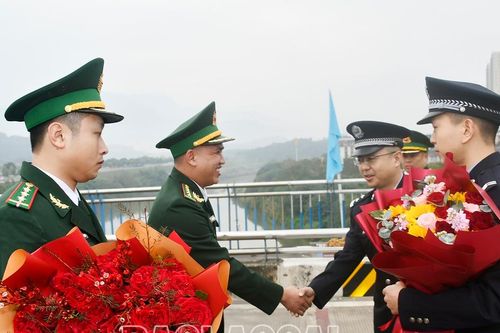 Trạm Biên phòng Cửa khẩu Kim Thành chúc tết Phân trạm kiểm tra biên phòng xuất nhập cảnh Bắc Sơn - Hà Khẩu (Trung Quốc)