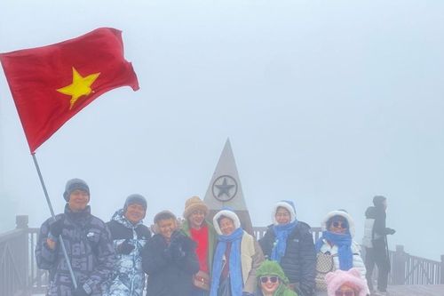 Gần 1.000 du khách chinh phục đỉnh Fansipan ngày đầu xuân