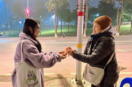 Đầu năm mua muối, cuối năm mua vôi