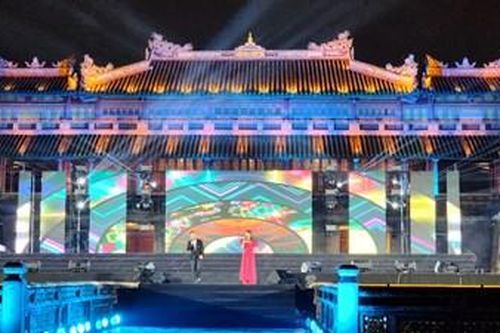 Đêm Giao thừa nhiều cảm xúc