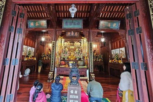 Người Huế thong dong đến chùa lễ Phật ngày đầu năm mới