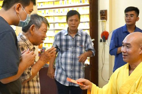 Giờ giao thừa: Người dân về chùa thăm người thân