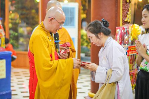Đêm giao thừa tại chùa Hoằng Linh (H.Củ Chi, TP.HCM)