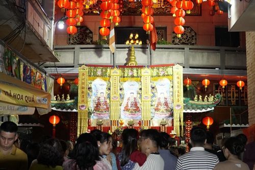 Hàng ngàn người dân và Phật tử người Hoa về chùa lễ Phật trong đêm giao thừa
