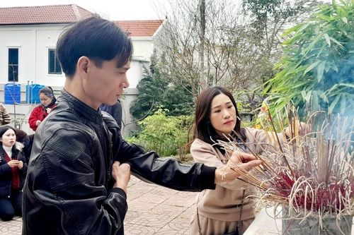 Nghệ An: Người dân xứ Quỳnh nô nức lên chùa lễ Phật ngày đầu năm mới