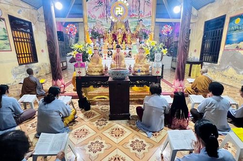 Người dân Đất Mũi về chùa đón xuân