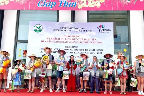 Vĩnh Long: Rộn ràng chào mừng vị khách du lịch quốc tế đầu tiên
