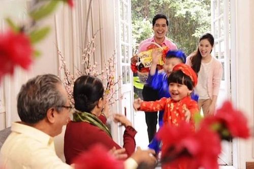 'Xông đất đầu năm' – Mỹ tục đẹp trong văn hóa Tết của người Việt