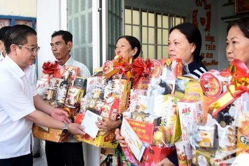 TP. Cần Thơ: Lãnh đạo thành phố thăm hỏi, động viên các hộ dân bị sạt lở trên địa bàn