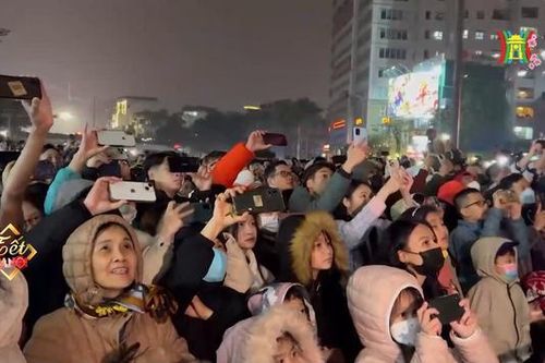 Hà Nội náo nức, rộn ràng sang năm mới