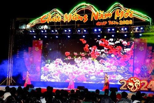 Pháo hoa rực sáng đón năm mới nơi biên giới Lào Cai