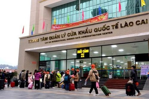 Lào Cai: Khách Việt nhộn nhịp xuất cảnh du lịch Trung Quốc ngày mùng 1 Tết