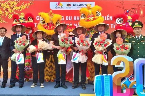 Khách du lịch rộn ràng xông đất đầu năm