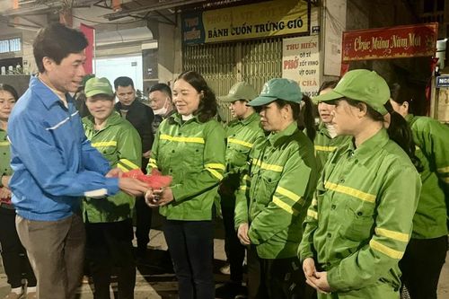 Liên đoàn Lao động tỉnh tặng quà công nhân thực hiện nhiệm vụ đêm giao thừa